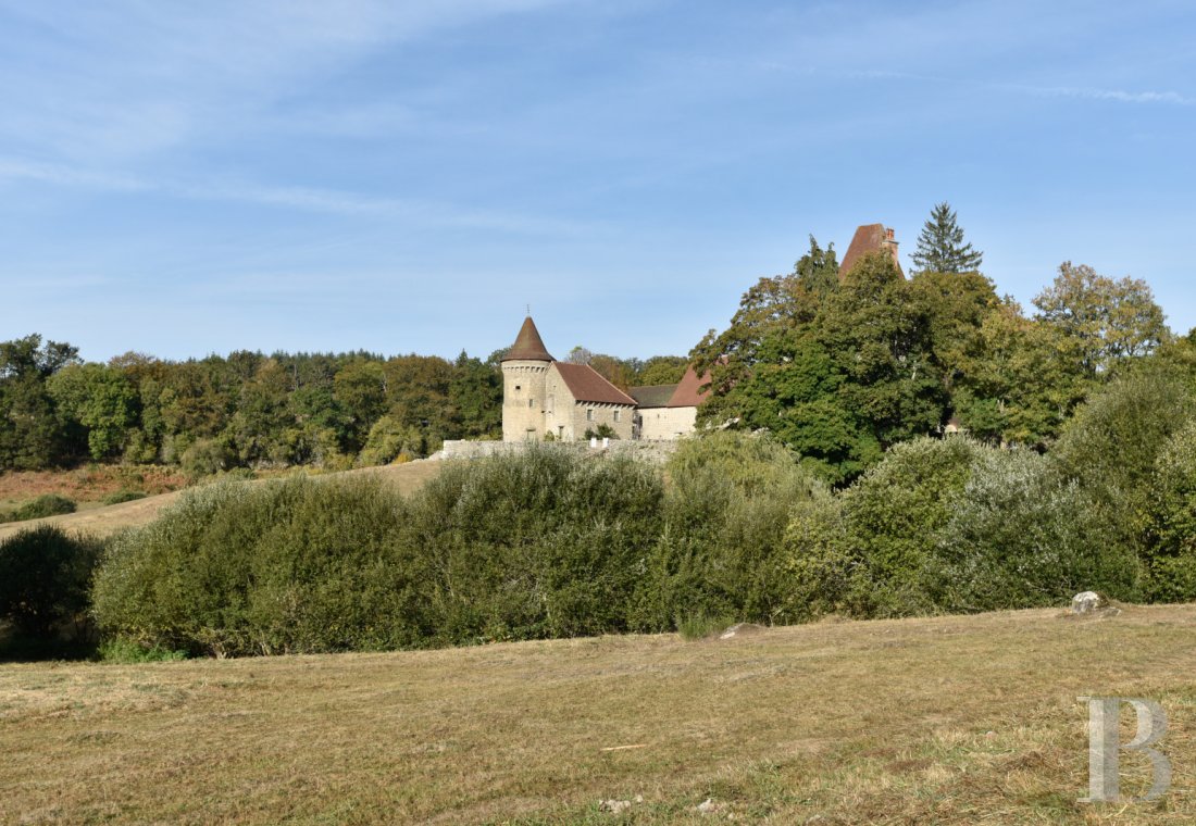 En Limousin, dans le sud-est de la Creuse et à proximité d’Aubusson, un logis indépendant du 17e siècle au centre d’une place forte médiévale,  - photo  n°2